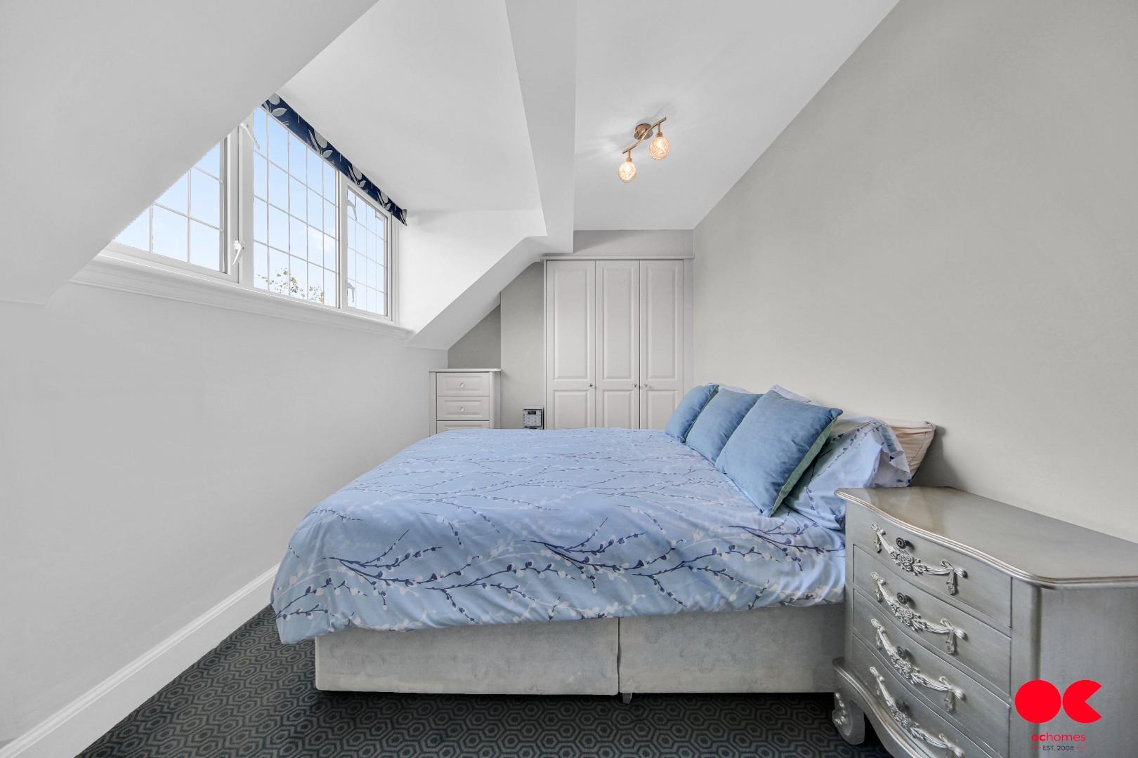 4 bed semi-detached bungalow for sale in Trenance Gardens, Seven Kings, Ilford  - Property Image 9