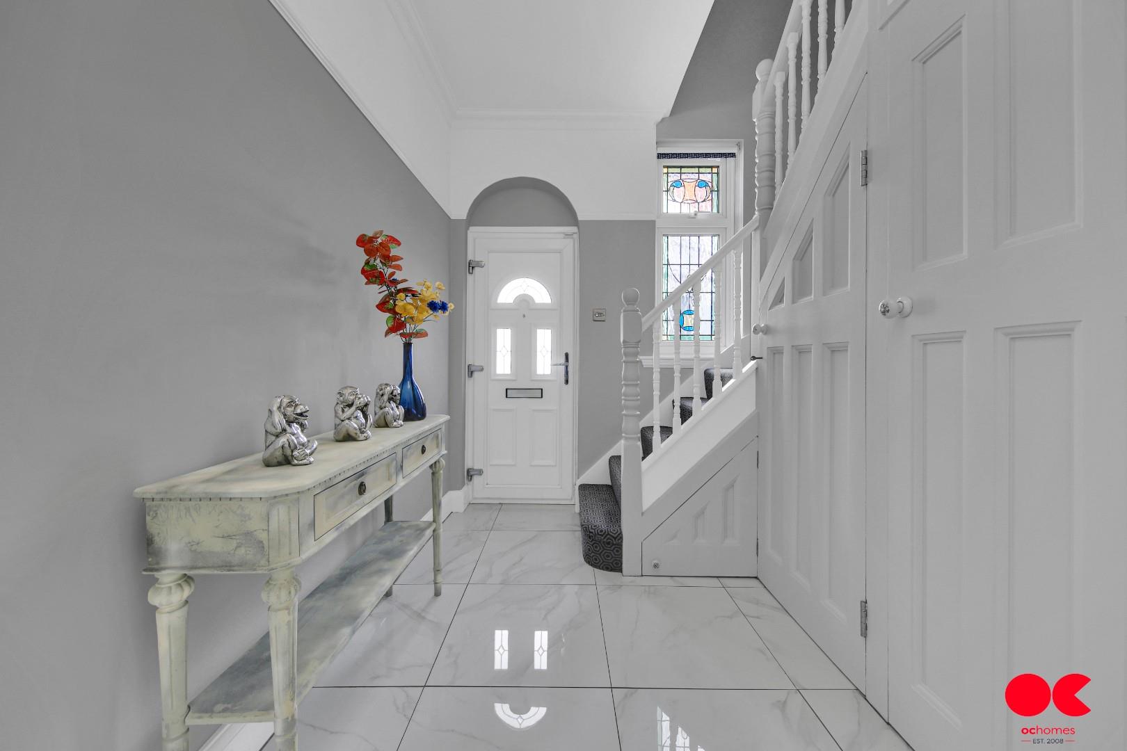 4 bed semi-detached bungalow for sale in Trenance Gardens, Seven Kings, Ilford  - Property Image 2