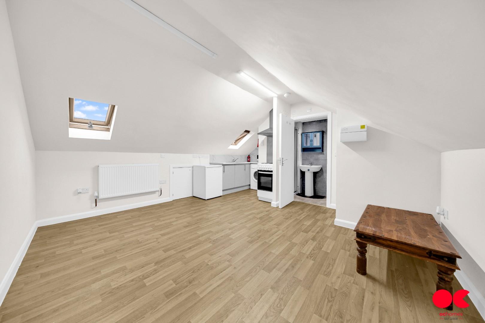 Flat to rent in Lea Bridge Road, Leyton