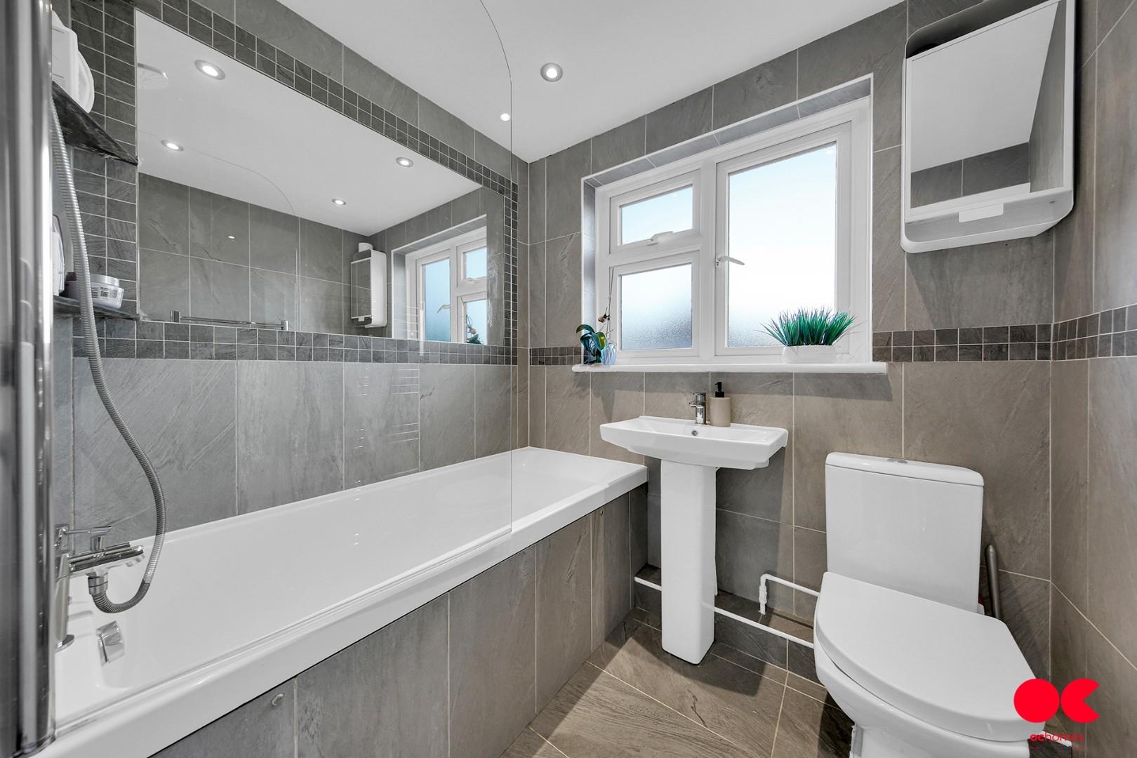 3 bed terraced house for sale in South Hall Drive, Rainham  - Property Image 5