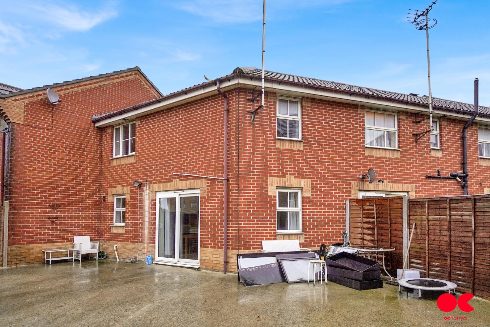 2 bed house to rent in Hyacinth Close, Ilford  - Property Image 5