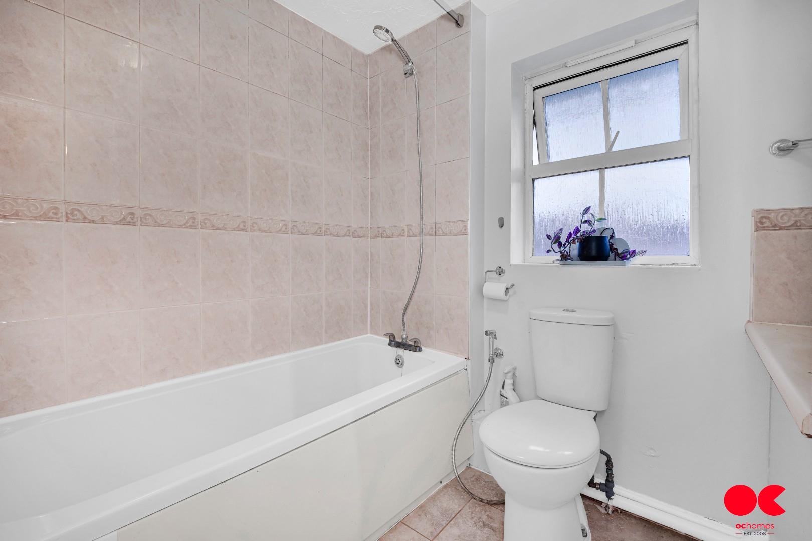 2 bed house to rent in Hyacinth Close, Ilford  - Property Image 13