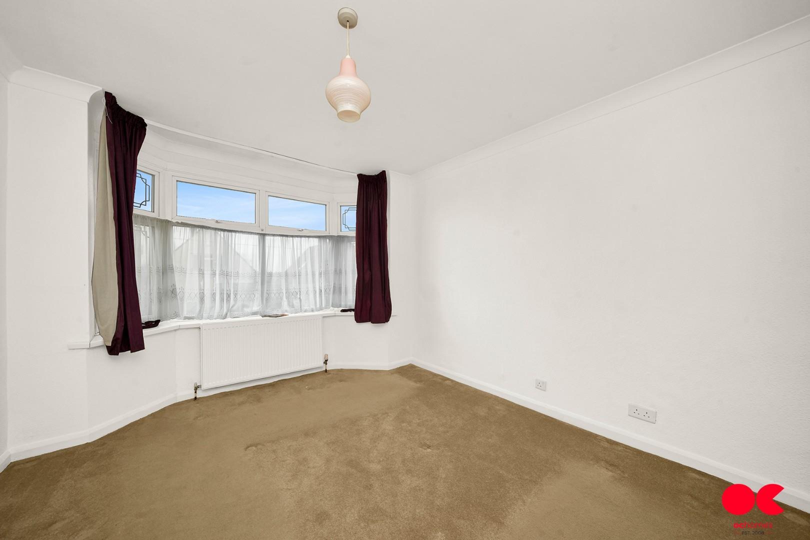 3 bed semi-detached bungalow to rent in Irons Way, Collier Row  - Property Image 4