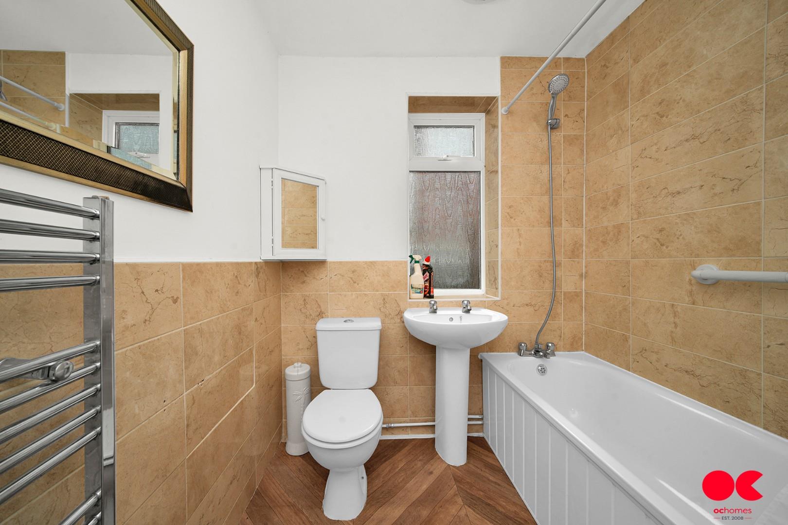 3 bed semi-detached bungalow to rent in Irons Way, Collier Row  - Property Image 11