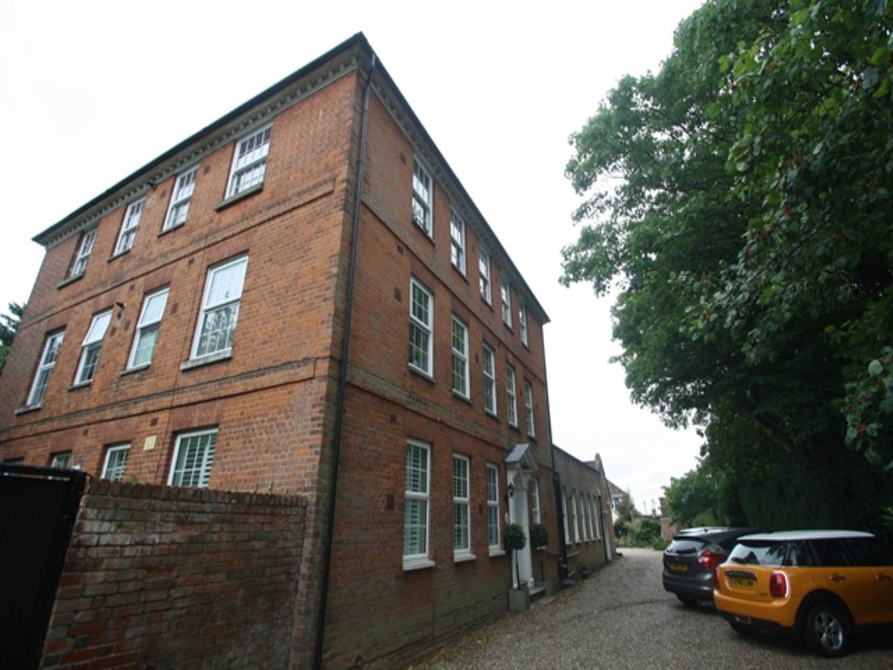 2 bed flat to rent in Spriggs Oak 0
