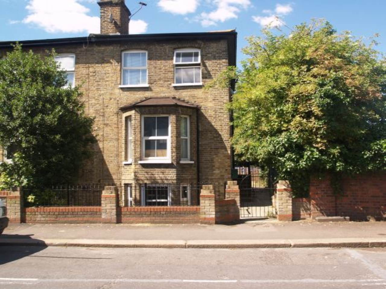 1 bed studio flat to rent in East Avenue, Walthamstow - Property Image 1