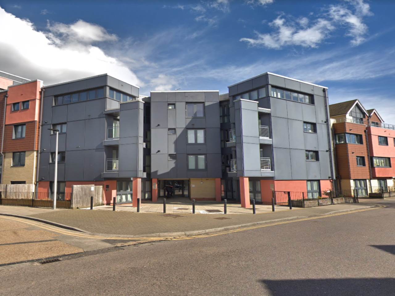 Studio flat to rent in Bramley Crescent, Ilford  - Property Image 1