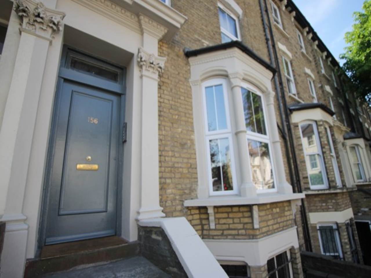 2 bed flat to rent in Graham Road, Hackney, E8 1