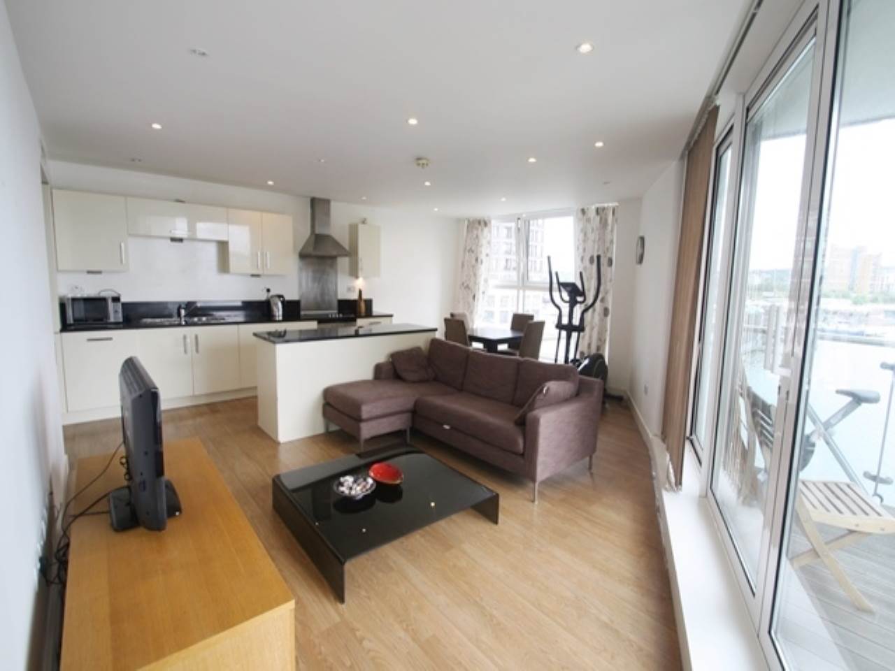 2 bed flat to rent in The Mast, Royal Docks 0
