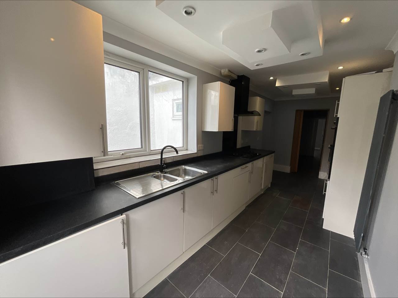 6 bed house to rent in Bramley Close, Walthamstow 1