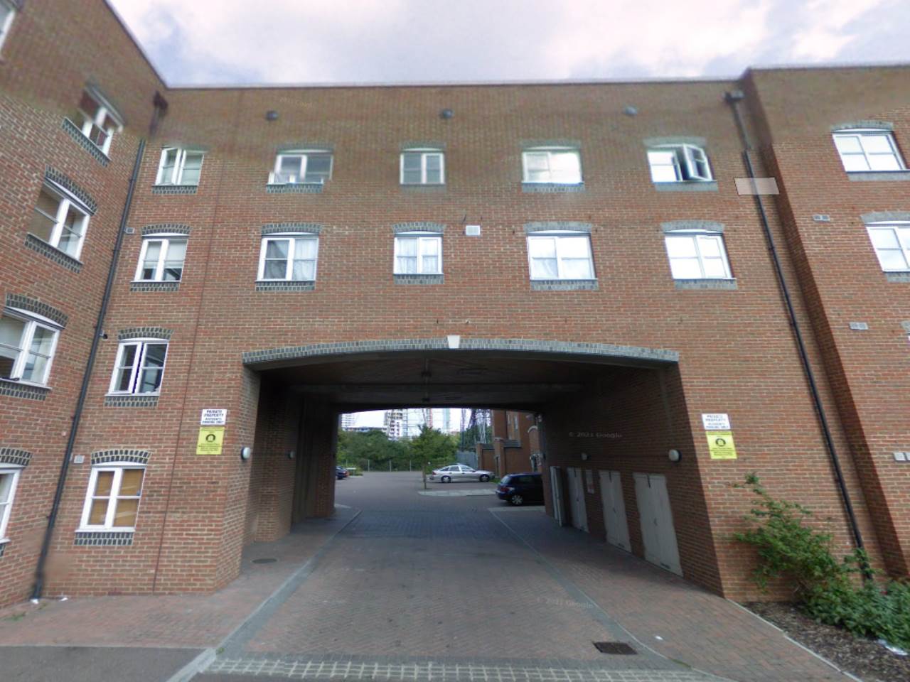 2 bed flat to rent in Otter Close, Stratford 0
