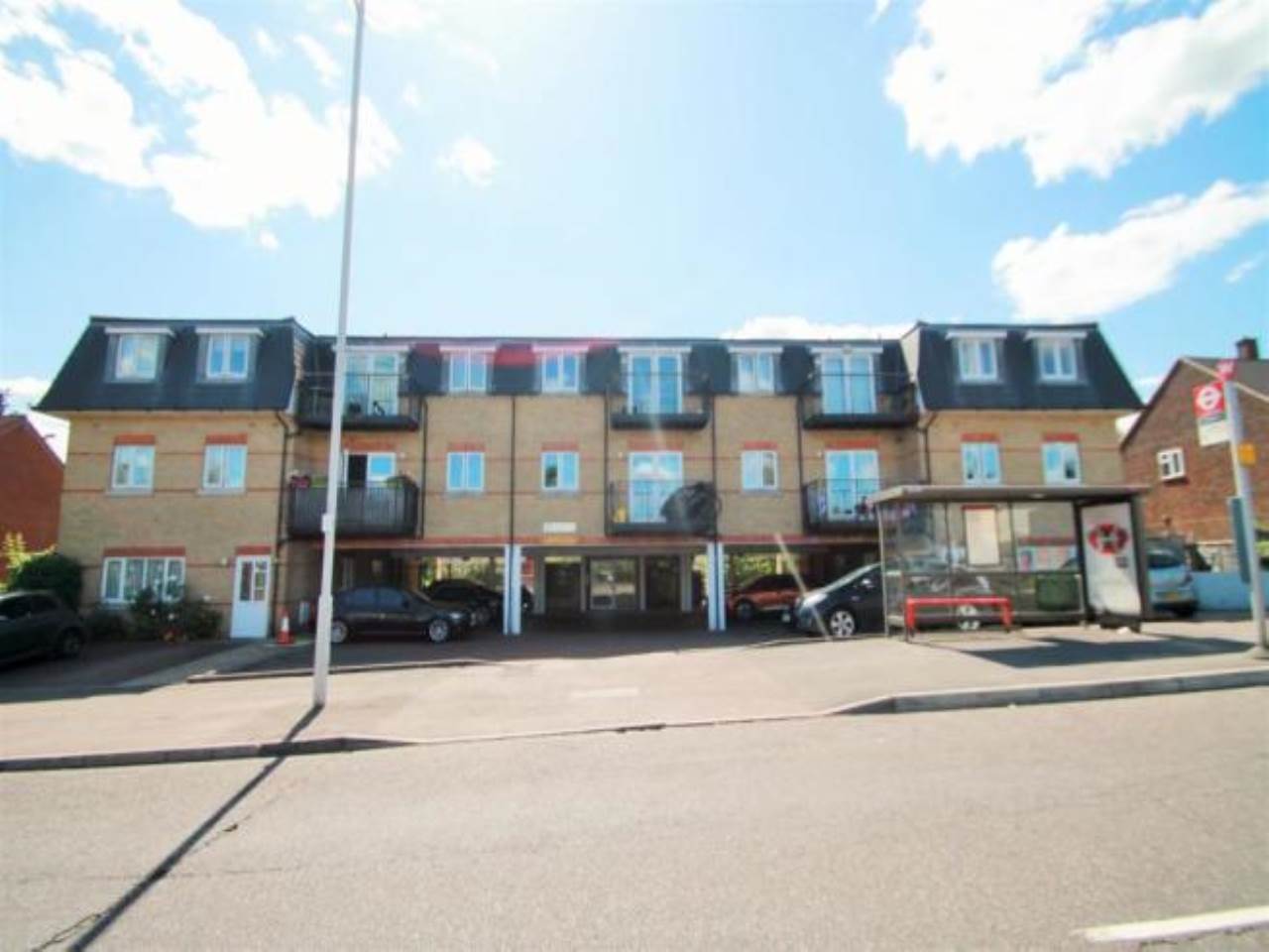2 bed flat to rent in Central Court, Chigwell, IG7 