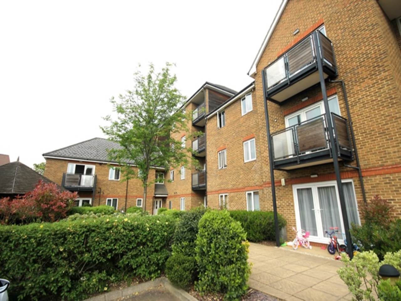 2 bed flat to rent in Iceni Court, Epping New Road 0