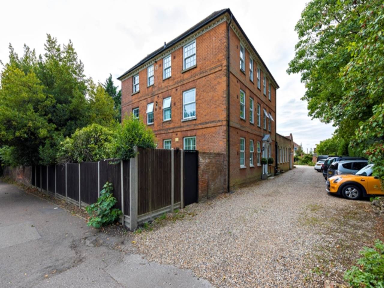2 bed flat for sale in Spriggs Oak, Palmers Hill  - Property Image 1