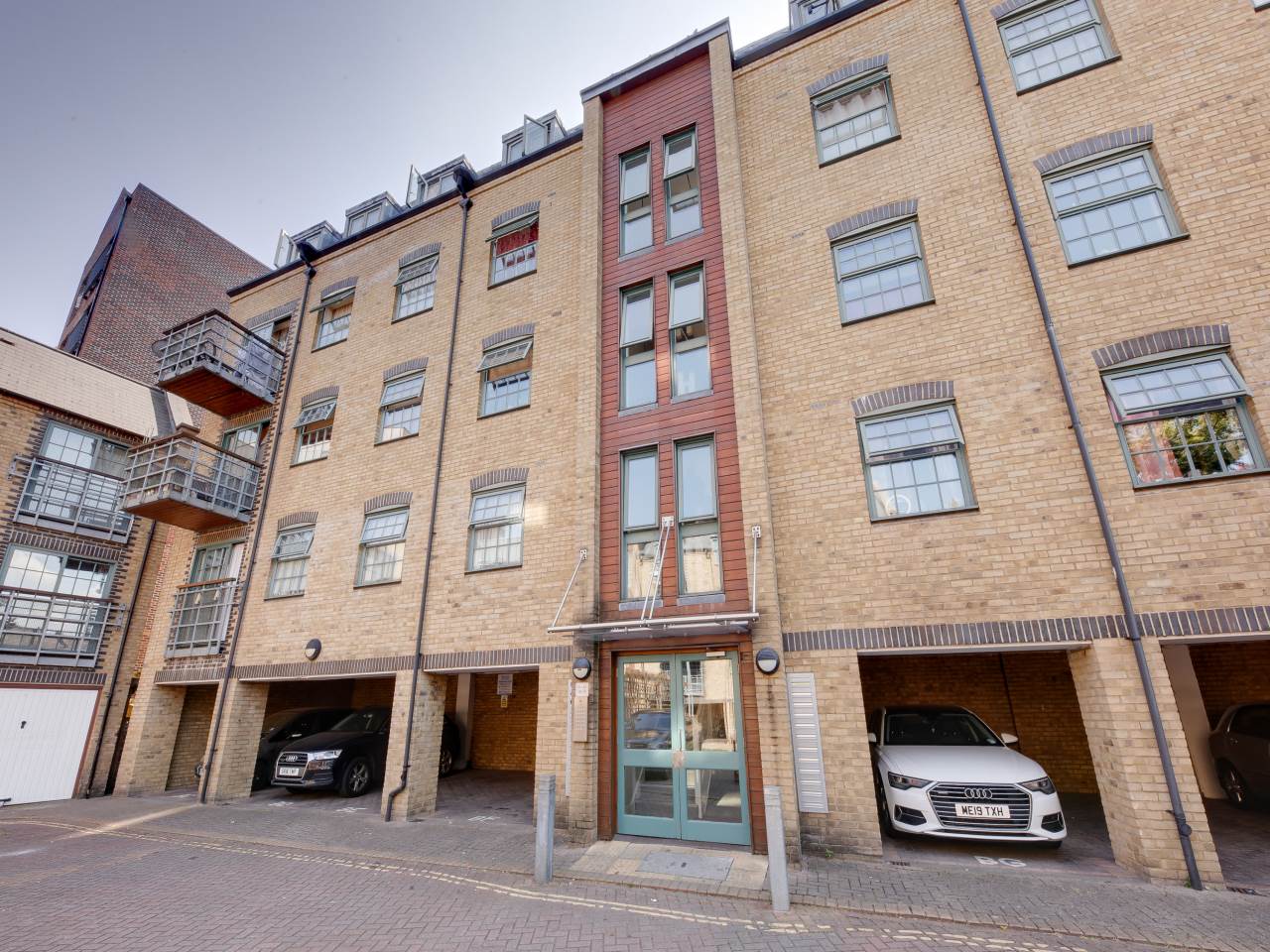 2 bed flat for sale in Hewetts Quay, Barking  - Property Image 1