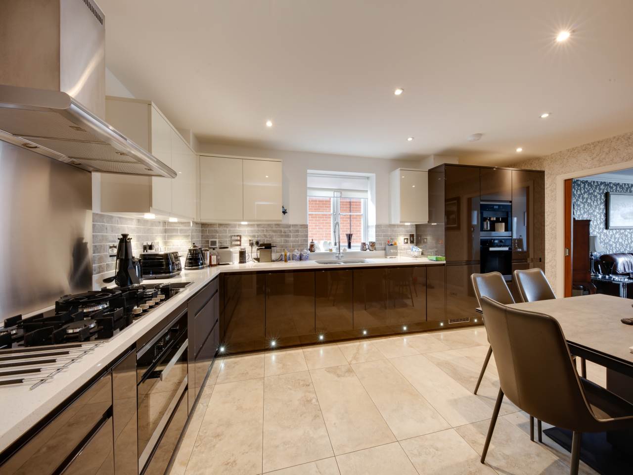 3 bed flat for sale in Manor Road, Chigwell 1