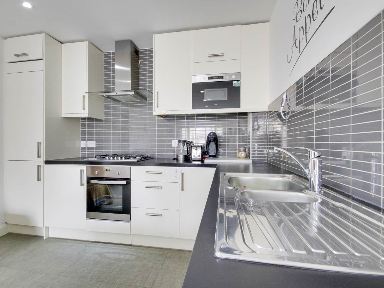 2 bed flat for sale in Wanti Terrace , Chigwell  4