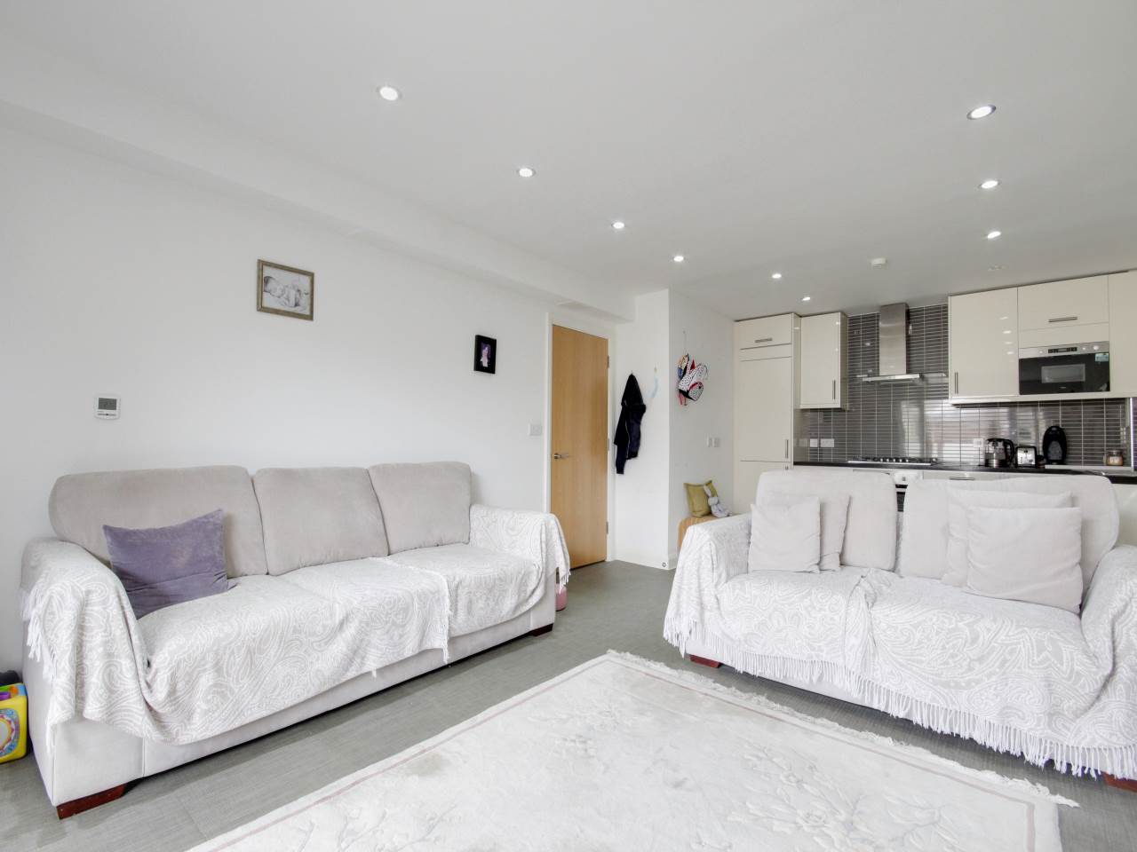2 bed flat for sale in Wanti Terrace, Chigwell 7