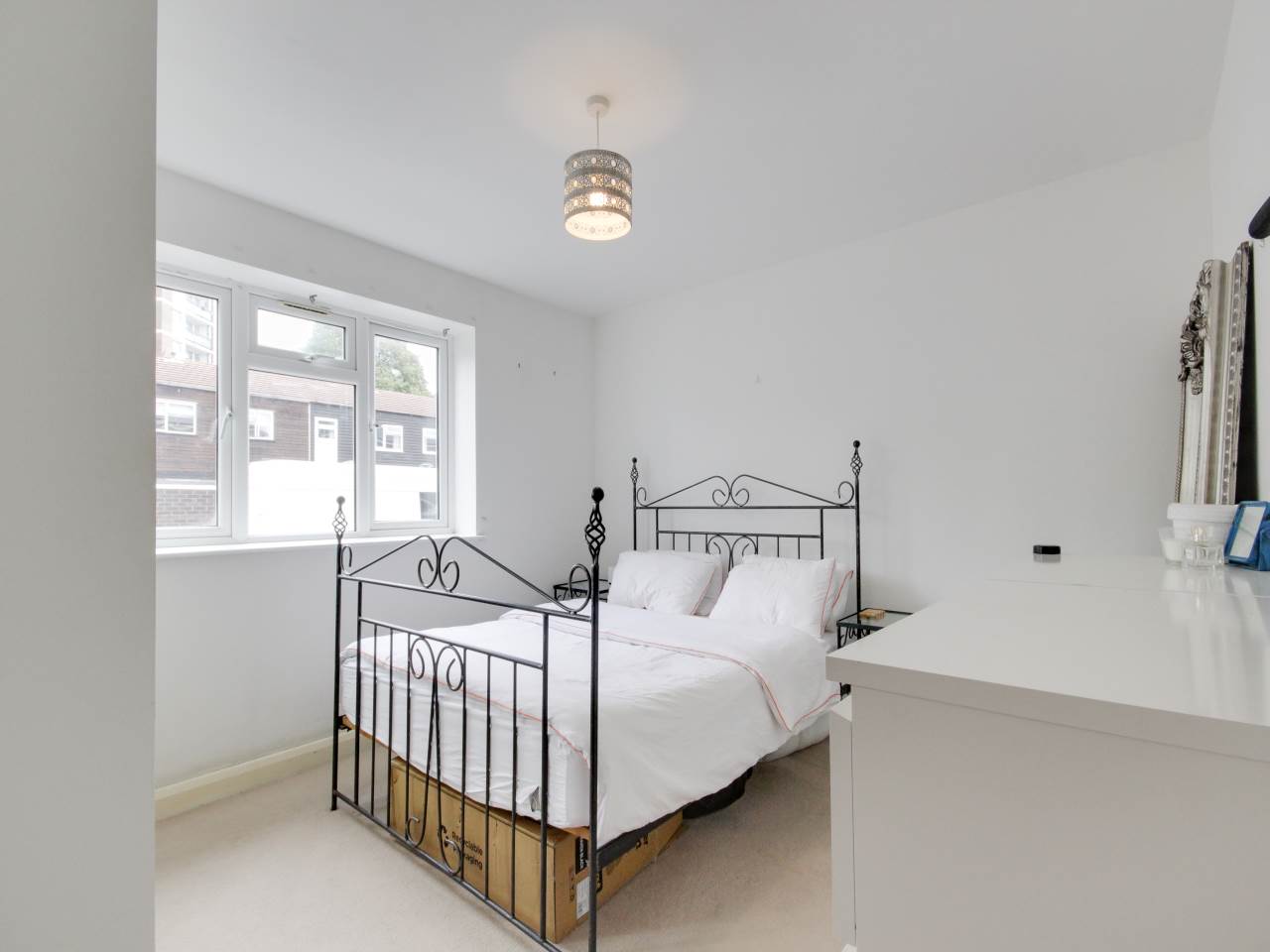 2 bed flat for sale in Wanti Terrace, Chigwell 8