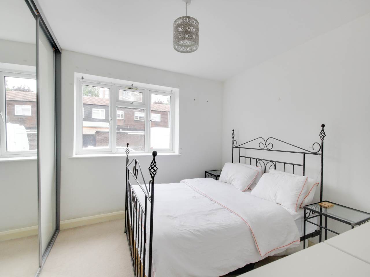 2 bed flat for sale in Wanti Terrace , Chigwell  9