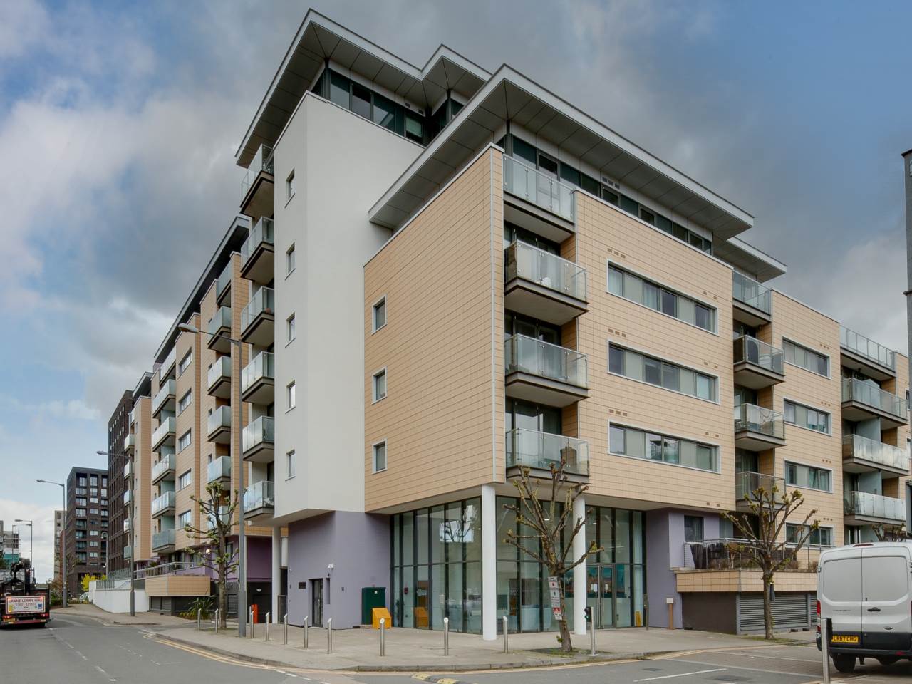 Lifestyle Property are delighted to offer this superb one bedroom apartment located within Royal Quay, just minutes walk to Gallions Reach DLR Station.Property consists of open plan kitchen and living room with Marina side facing balcony. Bedroom is a generous space with fitted wardrobes and window also side facing the Marina. Bathroom is fully tiled with bath and shower hose. Hallway houses storage cupboard as well as washing machine. Wooden flooring throughout whole property.Royal Quay as a development includes 24 hour concierge, gym, restaurant and convenience store.Year remaining on lease: 178
Annual service charge: Approx. £3900.00
Annual ground rent: Approx. £800.00