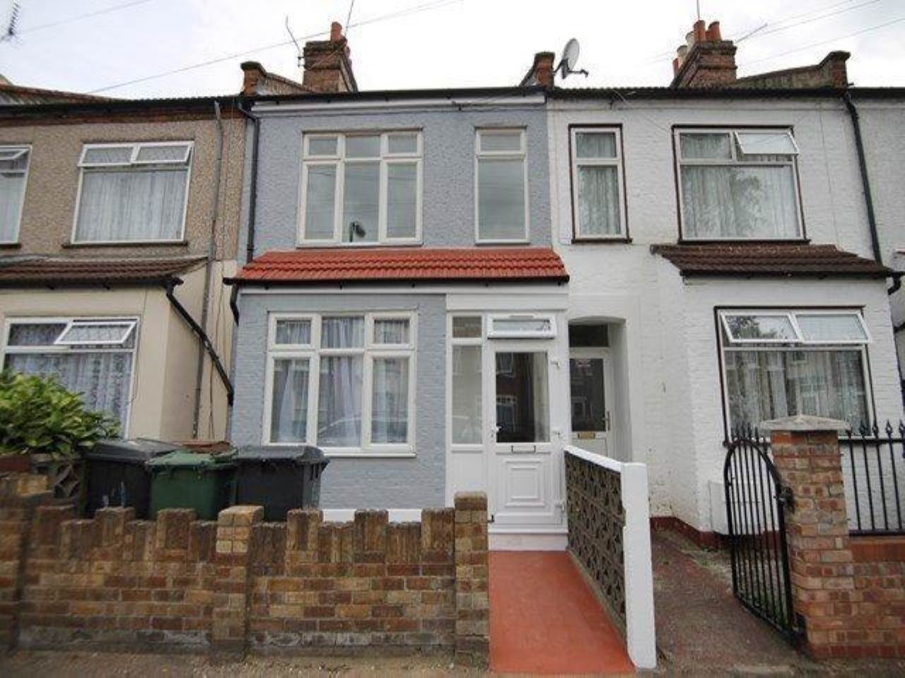 4 bed terraced house for sale in Spencer Road, London 0