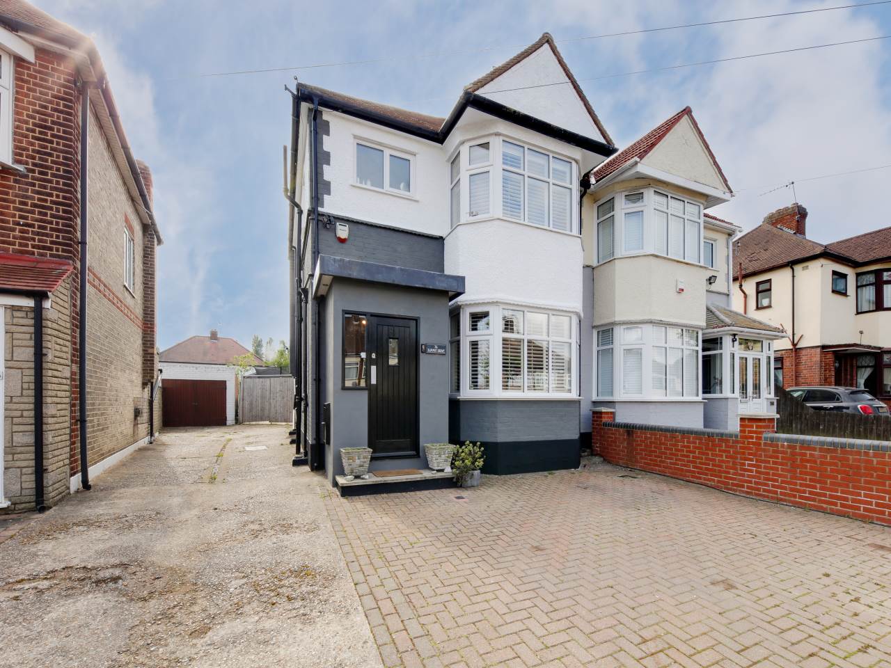 3 bed house for sale in Summit Drive, Woodford Green - Property Image 1