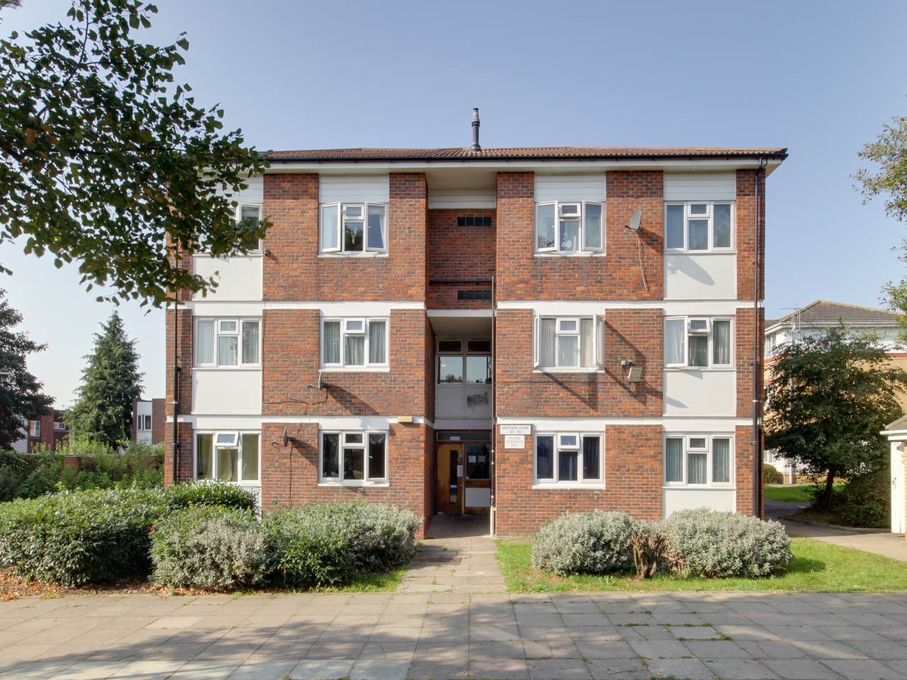 1 bed flat for sale in Kesteven Close, Hainault  - Property Image 1