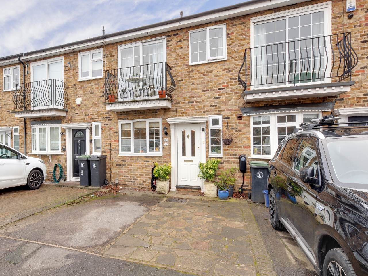 3 bed terraced house for sale in Faversham Close , Chigwell  - Property Image 1