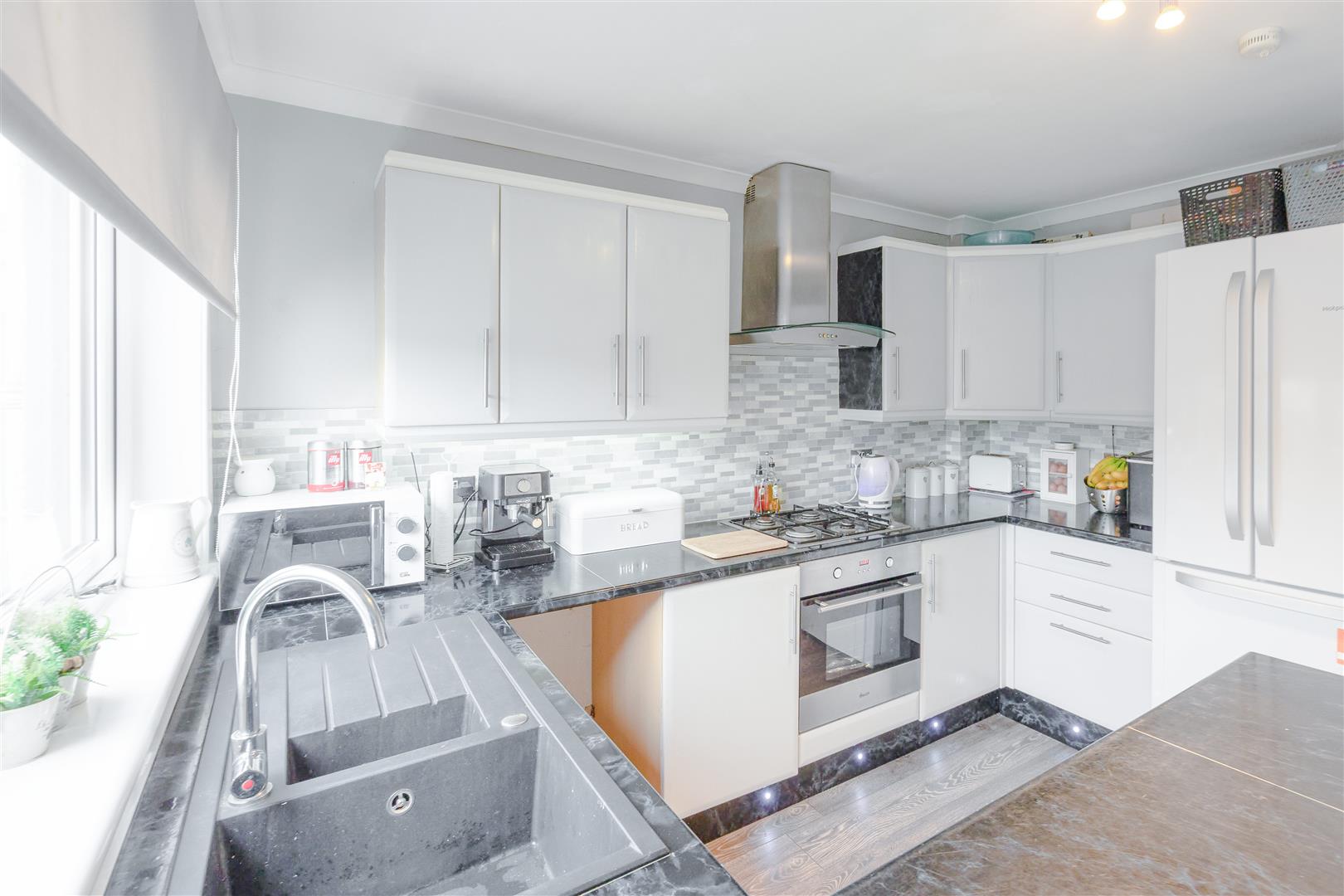 4 bed end of terrace house for sale in Sutherland Drive, Denny 3
