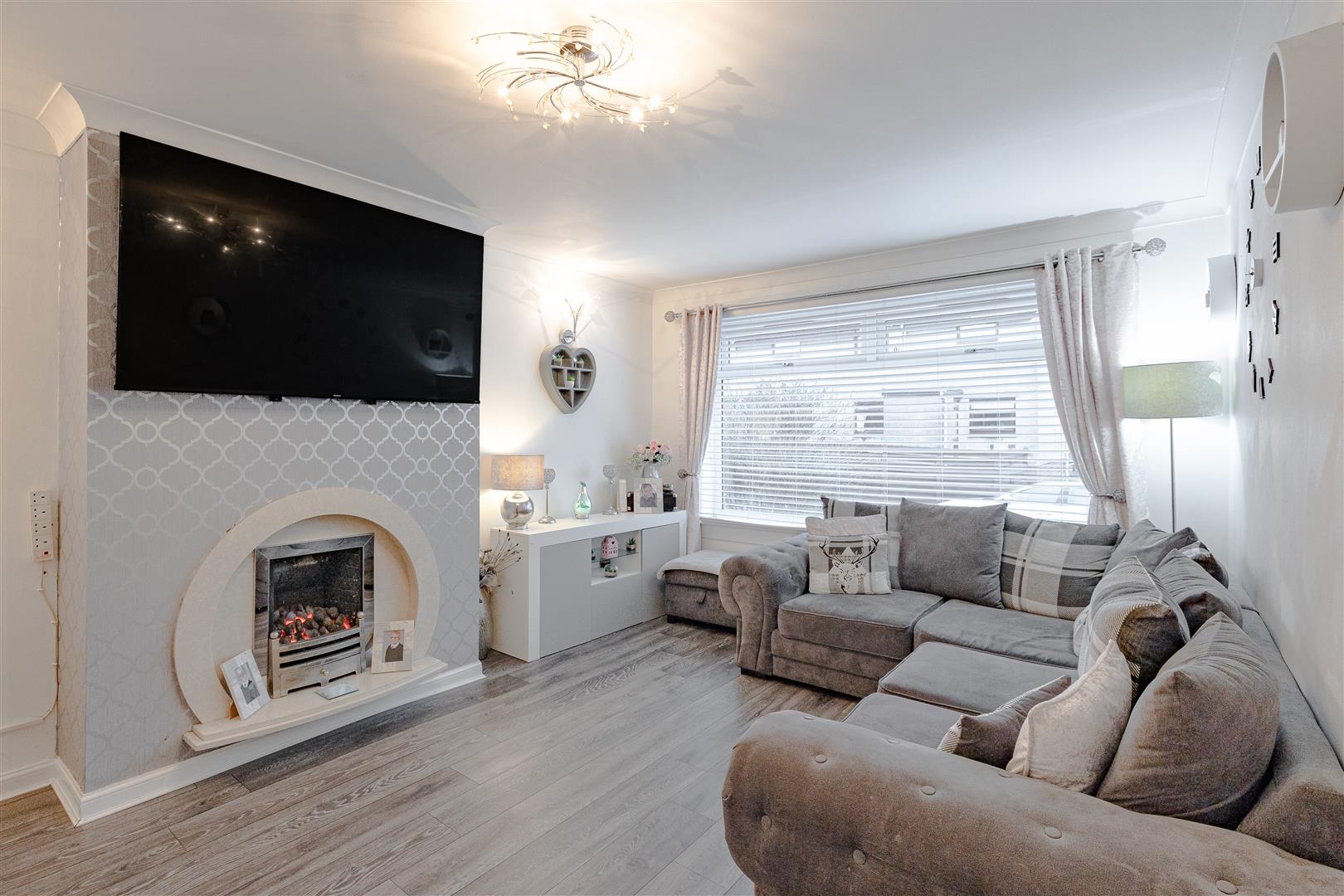 4 bed end of terrace house for sale in Sutherland Drive, Denny 1