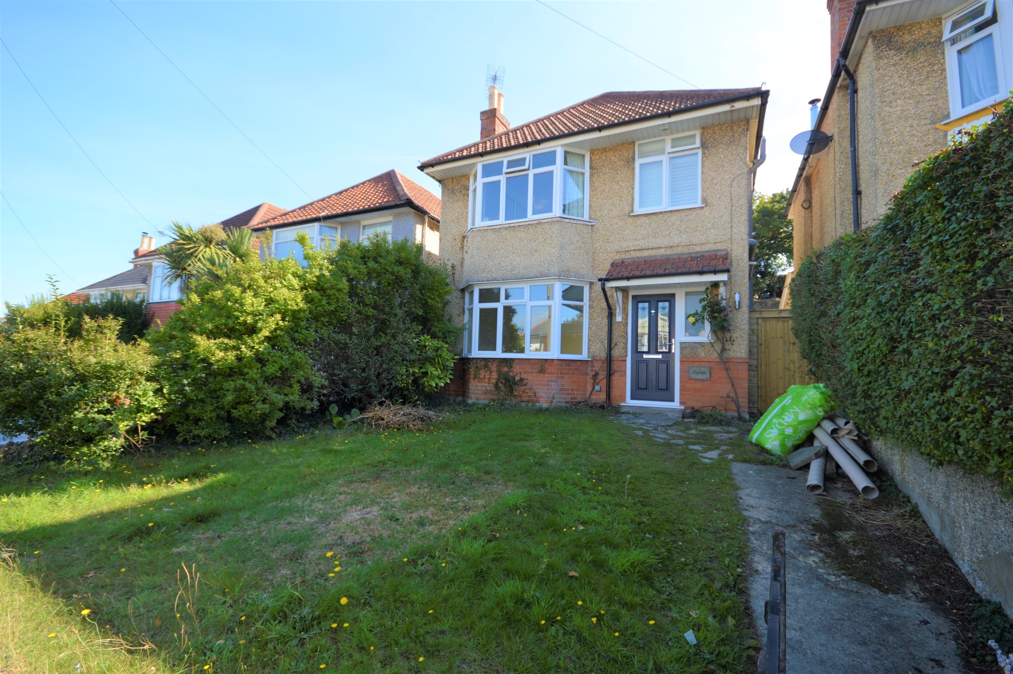 3 bed detached house to rent in Wroxham Road, Poole - Property Image 1