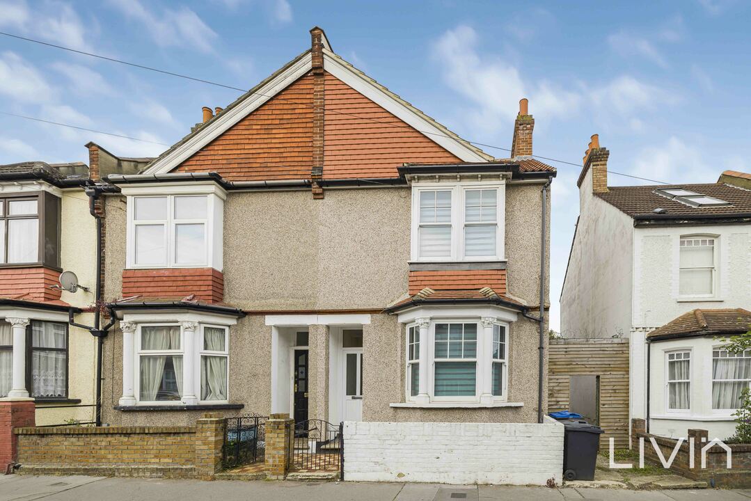 3 bed end of terrace house for sale in Addiscombe Court Road, Croydon - Property Image 1