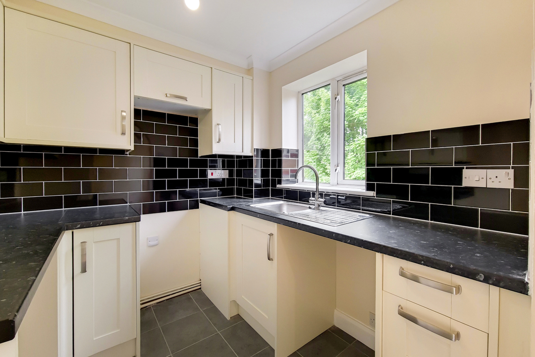 2 bed apartment to rent in Muggeridge Close, South Croydon  - Property Image 3