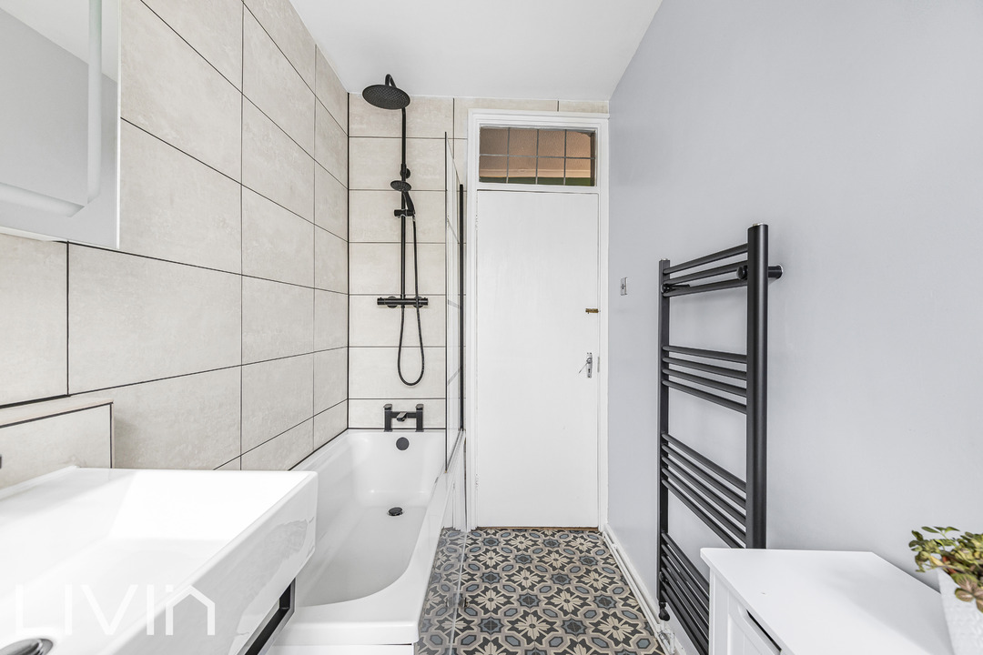 2 bed apartment for sale in Queensbury Court, Thornton Heath 3