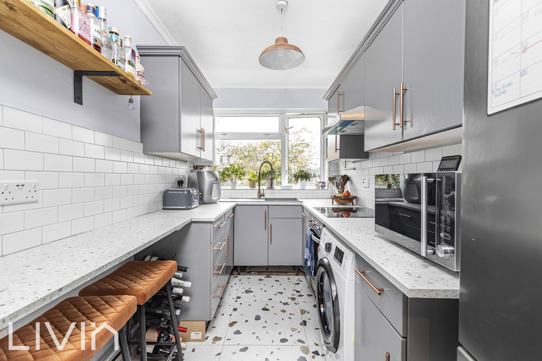 2 bed apartment for sale in Queensbury Court, Thornton Heath 1