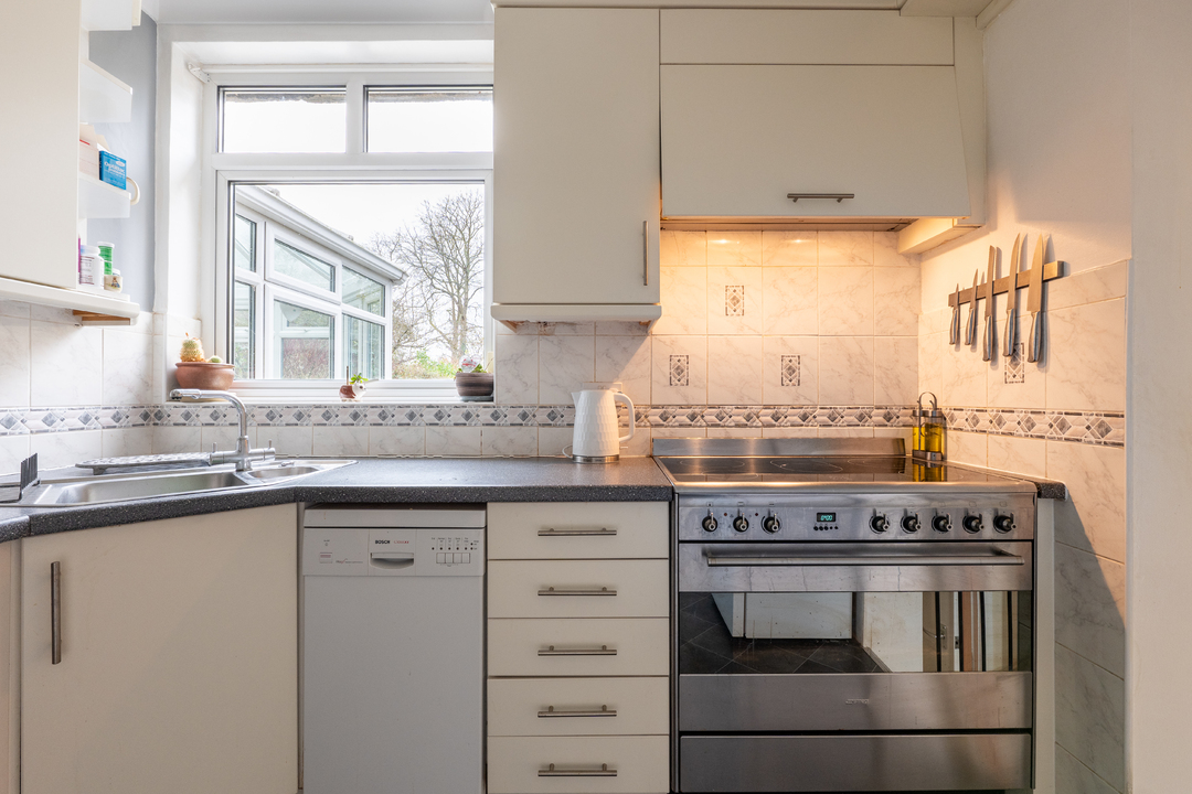 4 bed semi-detached house for sale in Crossways, South Croydon 6