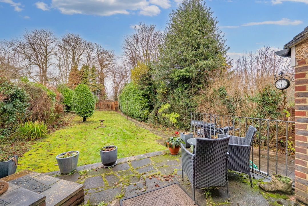 4 bed semi-detached house for sale in Crossways, South Croydon 12