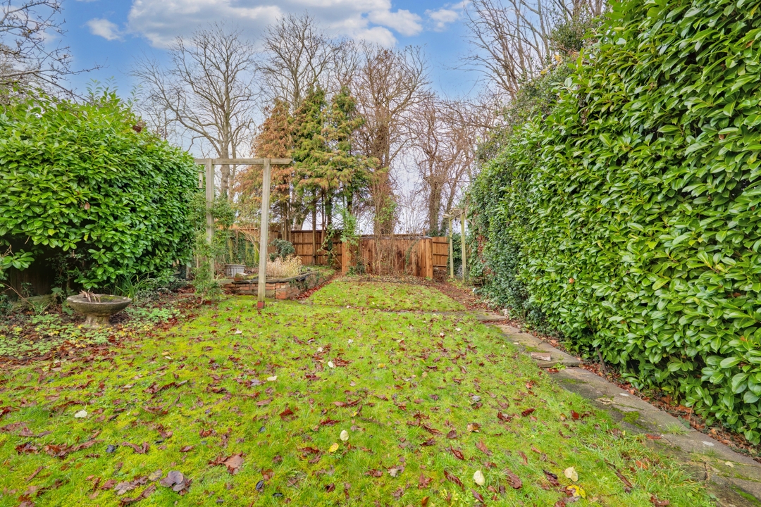 4 bed semi-detached house for sale in Crossways, South Croydon 13