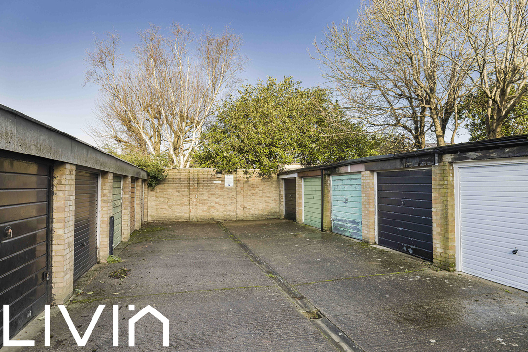 2 bed maisonette for sale in Turnpike Link, Croydon 14