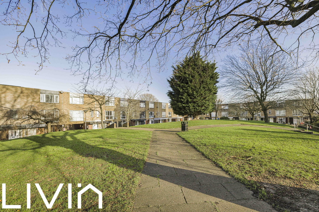 2 bed maisonette for sale in Turnpike Link, Croydon 13
