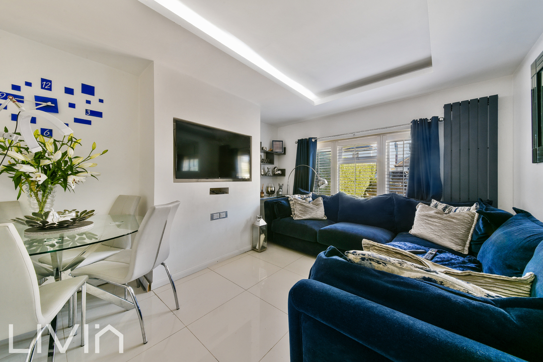 2 bed apartment for sale in Crowley Crescent, Croydon  - Property Image 2