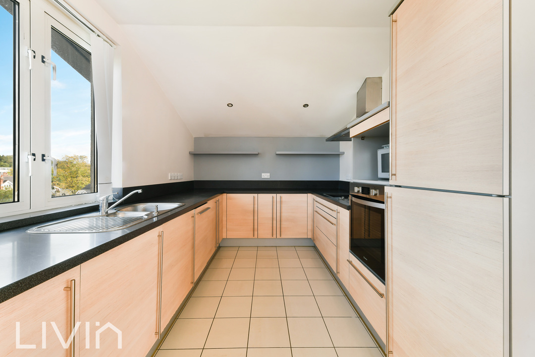 2 bed apartment to rent in Park Lane, Croydon 3