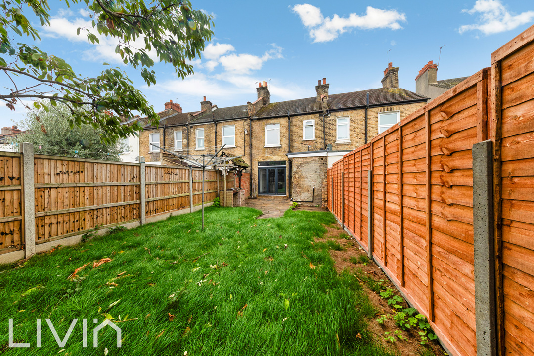 3 bed terraced house to rent in Malcolm Road, London  - Property Image 12
