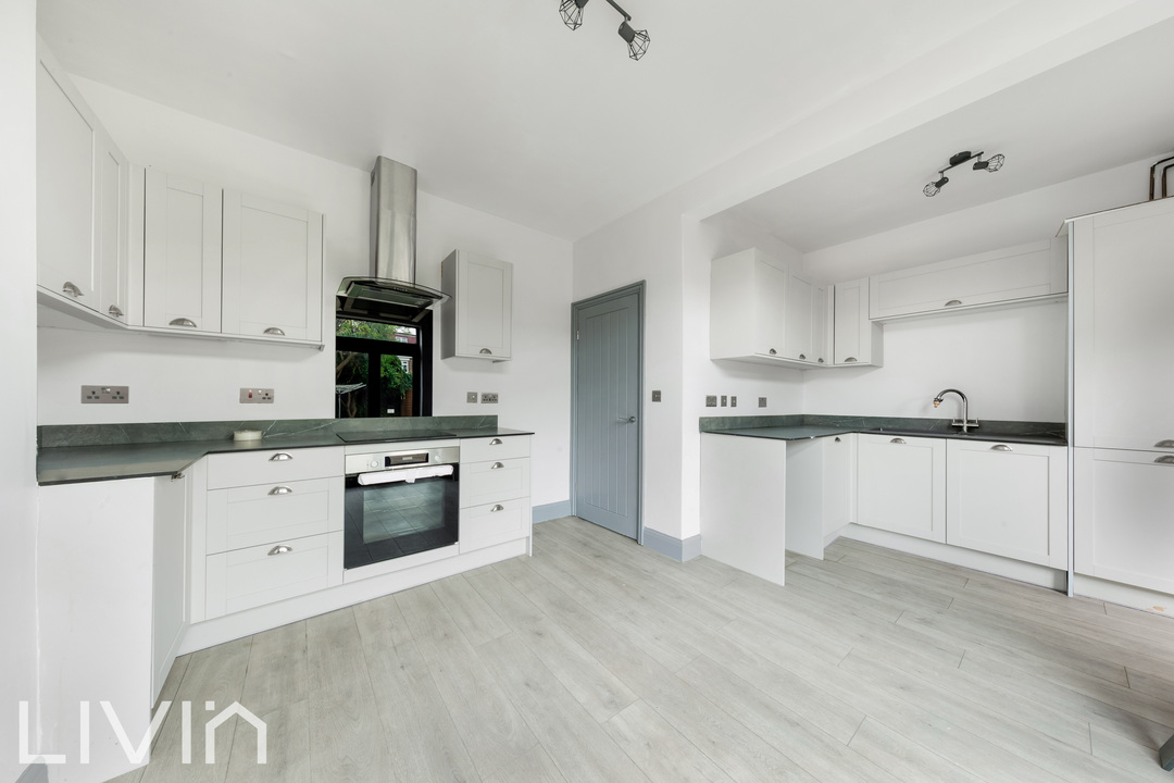 3 bed terraced house to rent in Malcolm Road, London  - Property Image 4