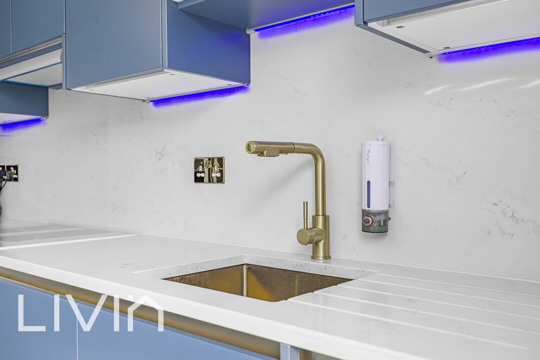 5 bed house for sale in Strathyre Avenue, London 3