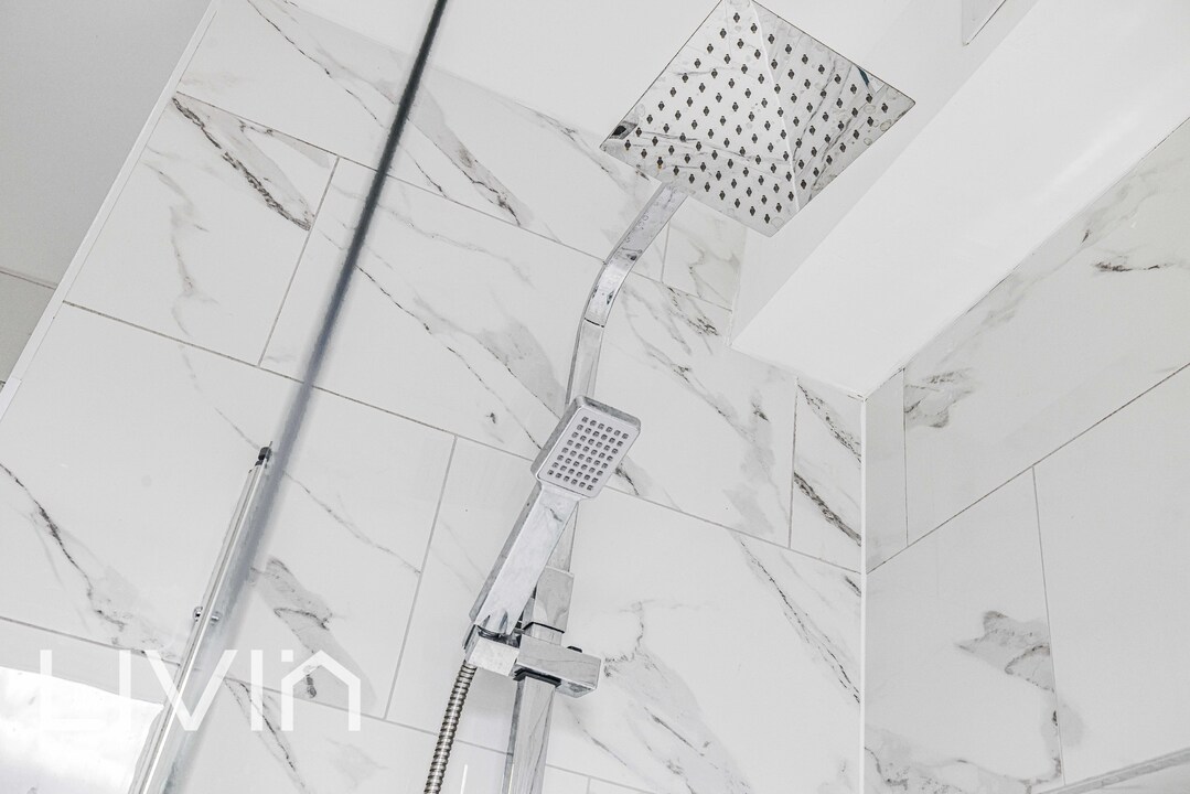 5 bed house for sale in Strathyre Avenue, London 15