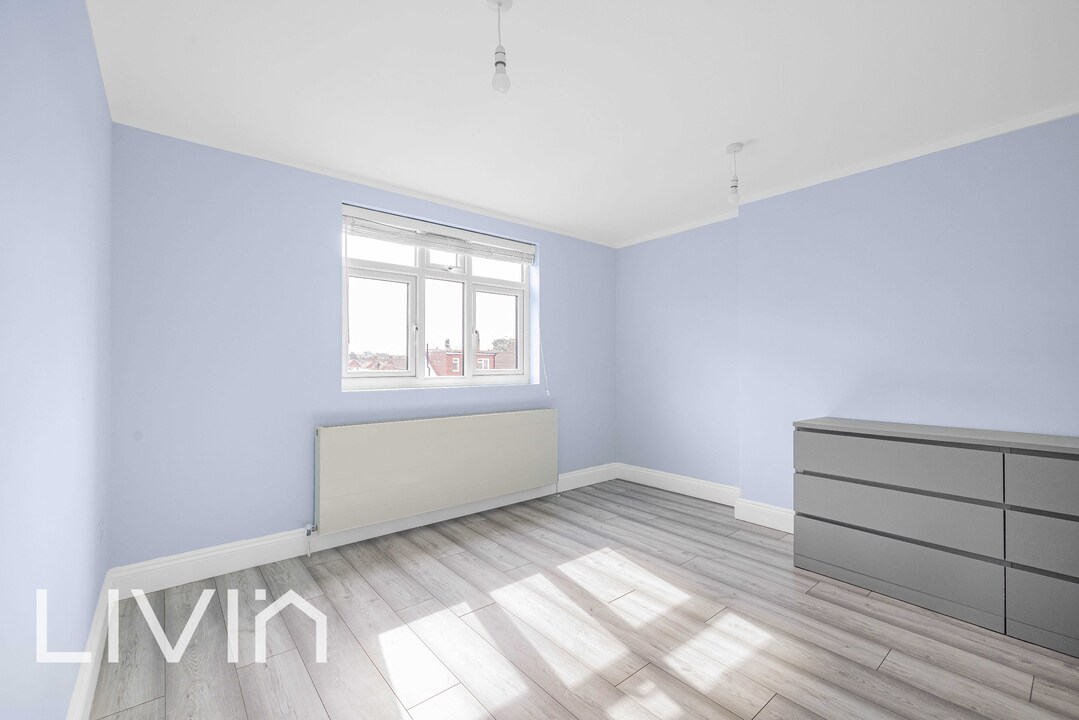 5 bed house for sale in Strathyre Avenue, London 12