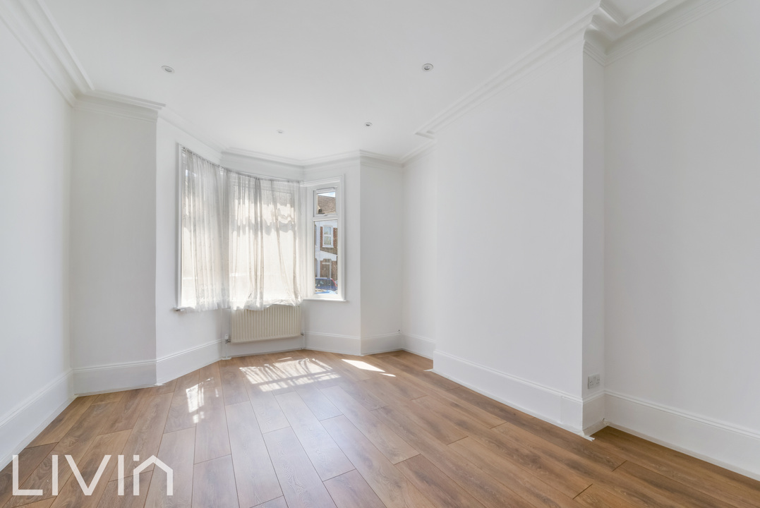 3 bed terraced house to rent in Boswell Road, Thornton Heath 1