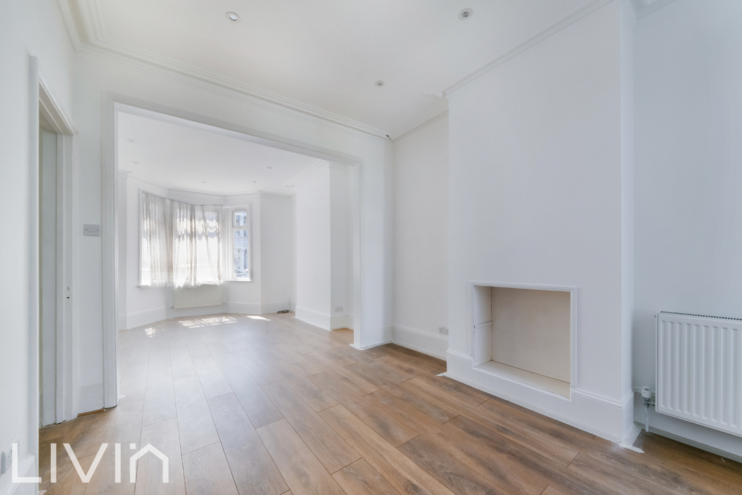 3 bed terraced house to rent in Boswell Road, Thornton Heath 2